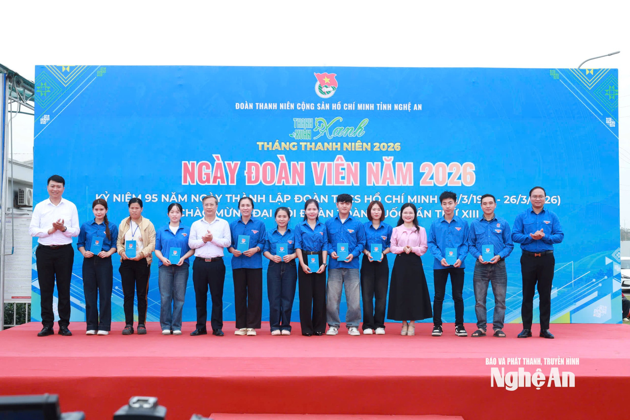 Trao 10 suất quà tới đoàn viên, thanh niên công nhân có hoàn cảnh khó khăn