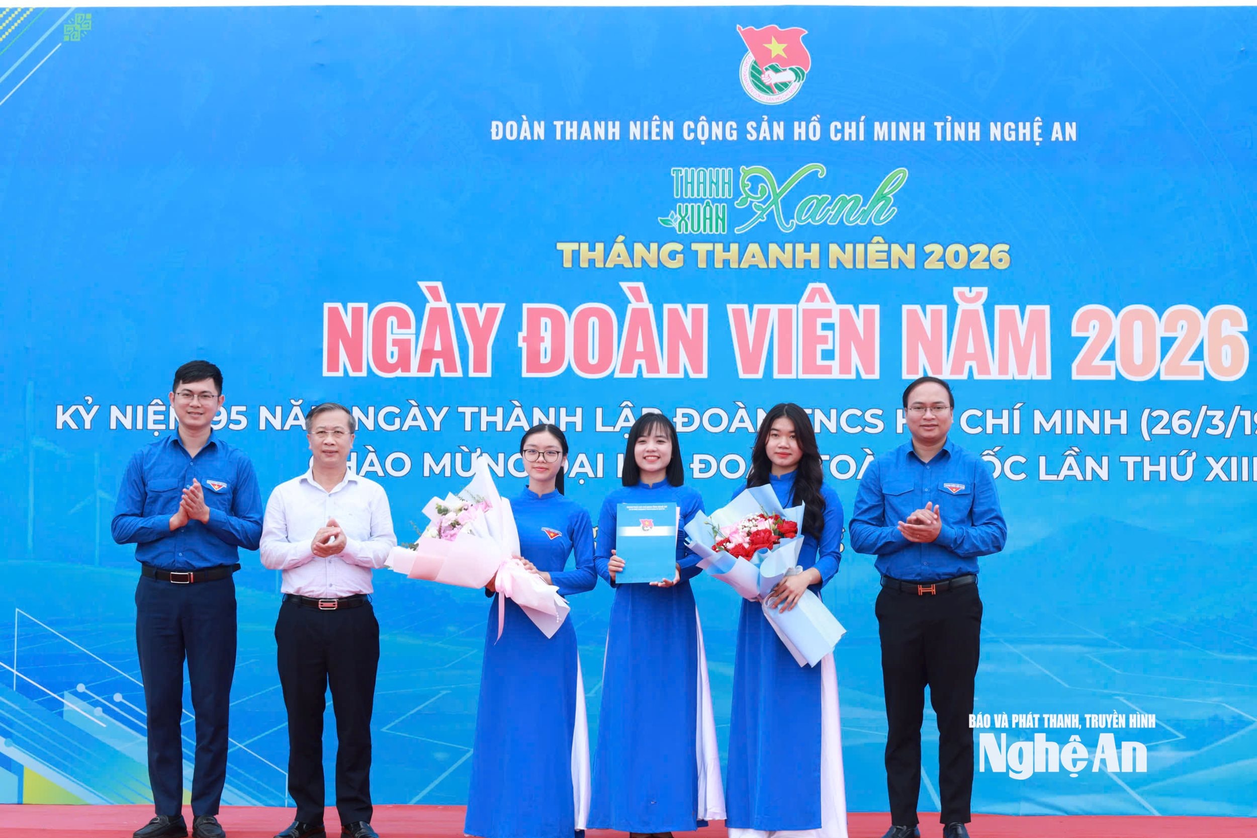 Trao Quyết định thành lập Chi đoàn Trường Mầm non Starlights. Ảnh: Hồng Linh