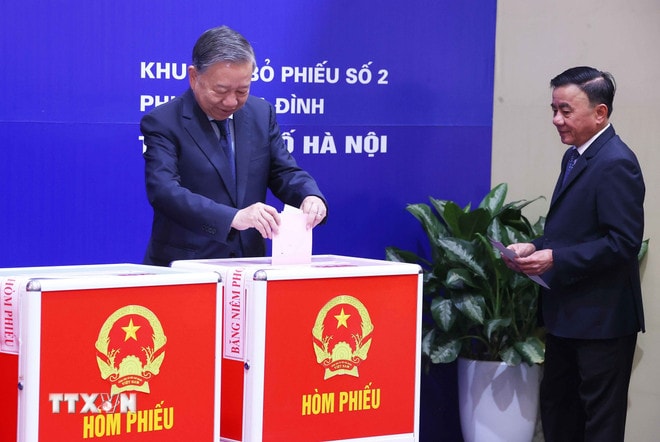 ttxvn-tong-bi-thu-to-lam-bo-phieu-bau-cu-tai-phuong-ba-dinh-ha-noi-8642209.jpg