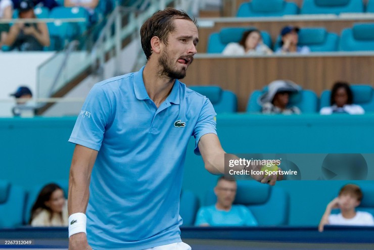 Daniil Medvedev Tay vợt Daniil Medvedev thi đấu nỗ lực tại Miami Open
