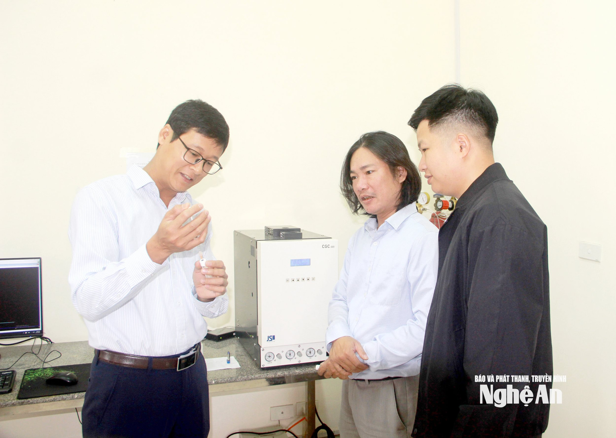 Các chuyên gia phân tích mẫu đất mẫu nước đo được tại các cánh đồng lúa carbon. Ảnh: Quang An