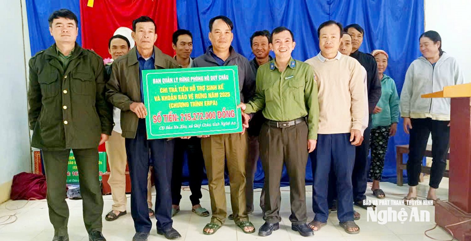Chi trả tiền hỗ trợ sinh kế và khoán bảo vệ rừng cho người dân miền Tây ảnh PV
