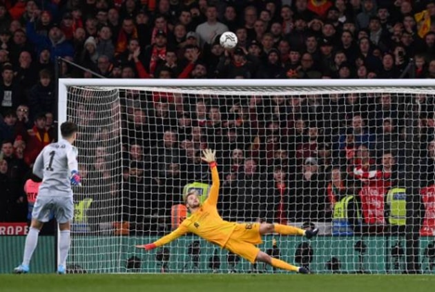Kepa Arrizabalaga sút hỏng quả luân lưu quyết định trong trận chung kết với Liverpool năm 2022.