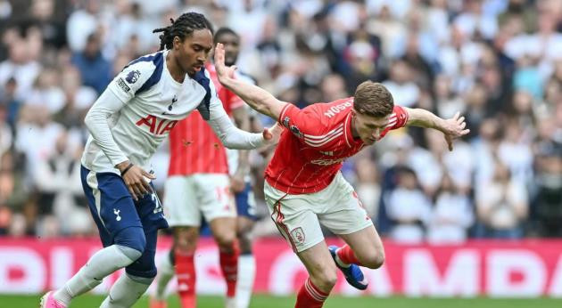 Elliot Anderson thi đấu nổi bật trong màu áo Nottingham Forest.