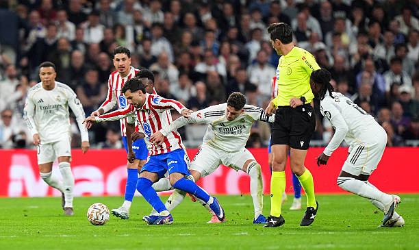 Real Madrid ngược dòng ấn tượng trên sân nhà.