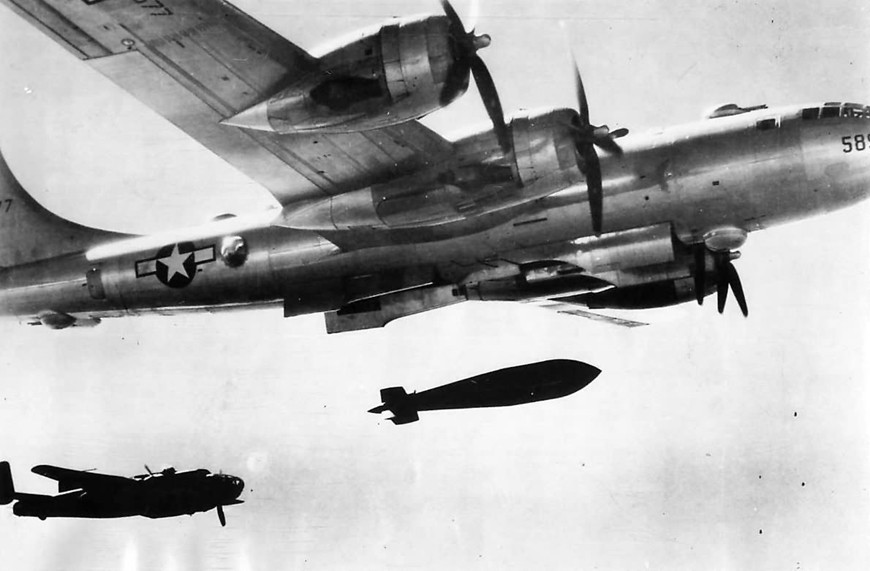 Máy bay B-29 thả bom xuyên phá Tallboy vào vị trí của phát xít Đức năm 1945