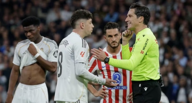 Chiếc thẻ đỏ của Valverde khiến Real Madrid phải lùi sâu phòng ngự trong những phút cuối.