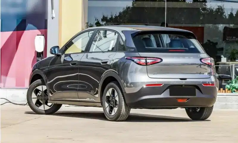Cận cảnh vô lăng và bảng đồng hồ kỹ thuật số trên Geely EX2