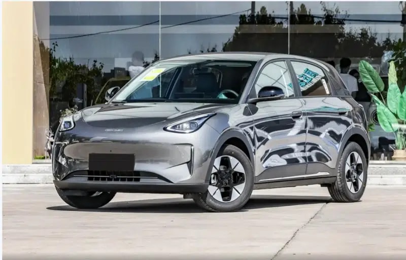 Khoang nội thất hiện đại của Geely EX2 với màn hình cỡ lớn