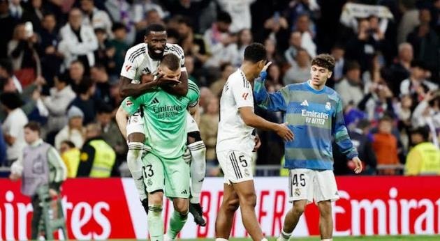 HLV Alvaro Arbeloa duy trì phong thái điềm tĩnh trên đường biên.