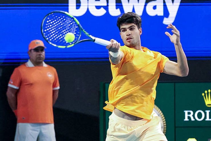 Tay vợt Carlos Alcaraz thi đấu tại Miami Open