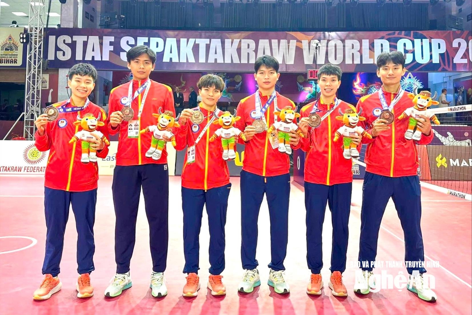 Nguyễn Thị My (thứ 3 từ trái sang) cùng các đồng đội tại đội tuyển Cầu mây Việt Nam. Ảnh: Liên đoàn cầu mây Việt Nam