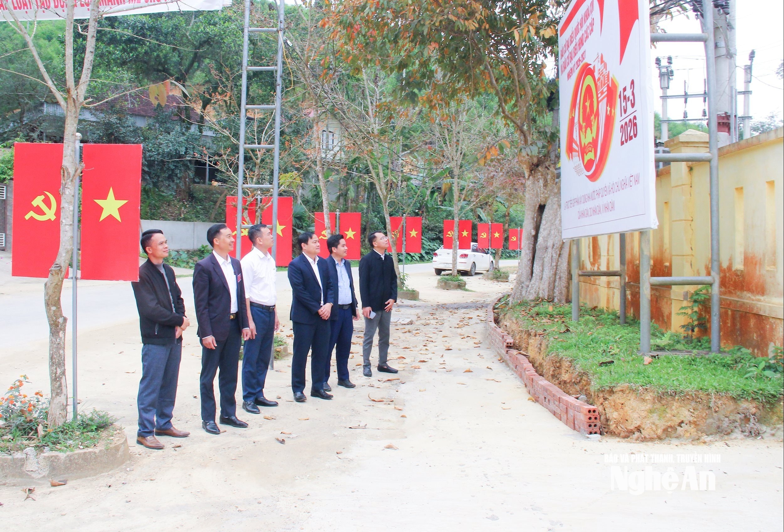  Đoàn công tác của tỉnh kiểm tra công tác tuyên truyền bầu cử tại xã Hùng Chân. Ảnh Mai Hoa