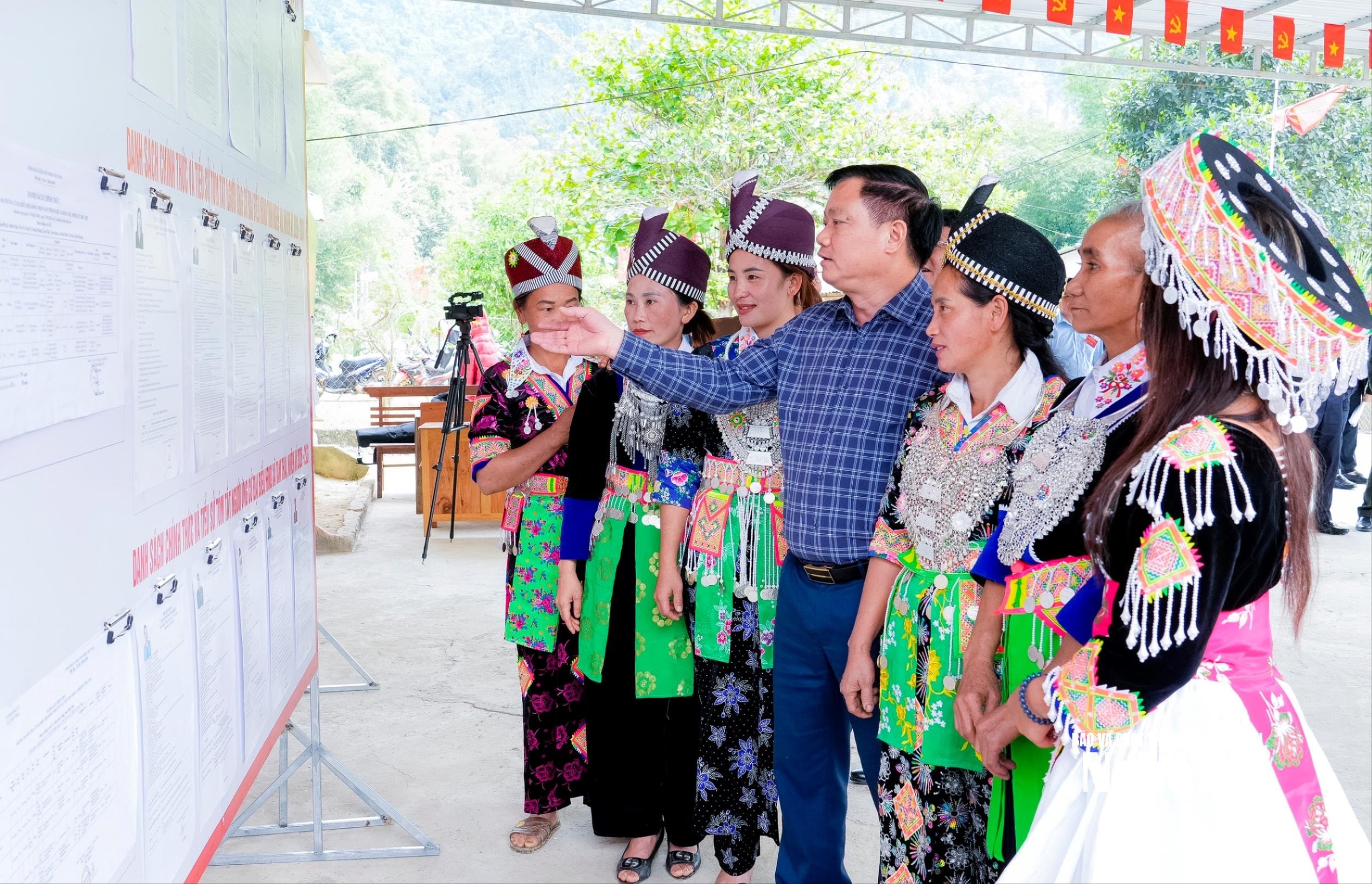 Bí thư Tỉnh ủy Nguyễn Khắc Thận giới thiệu cho các cử tri bản Phá Lõm, xã Tam Thái. Ảnh Phạm Bằng