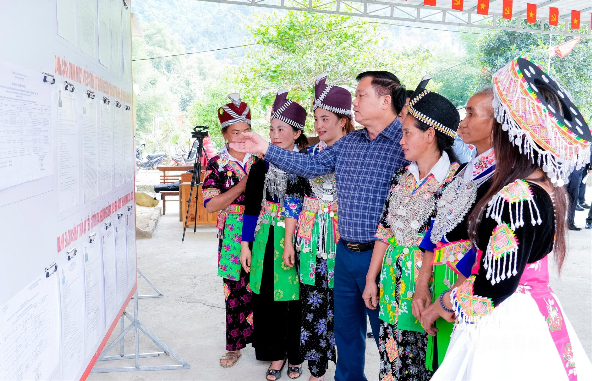 Bí thư Tỉnh ủy Nguyễn Khắc Thận giới thiệu cho các cử tri bản Phá Lõm, xã Tam Thái. Ảnh Phạm Bằng