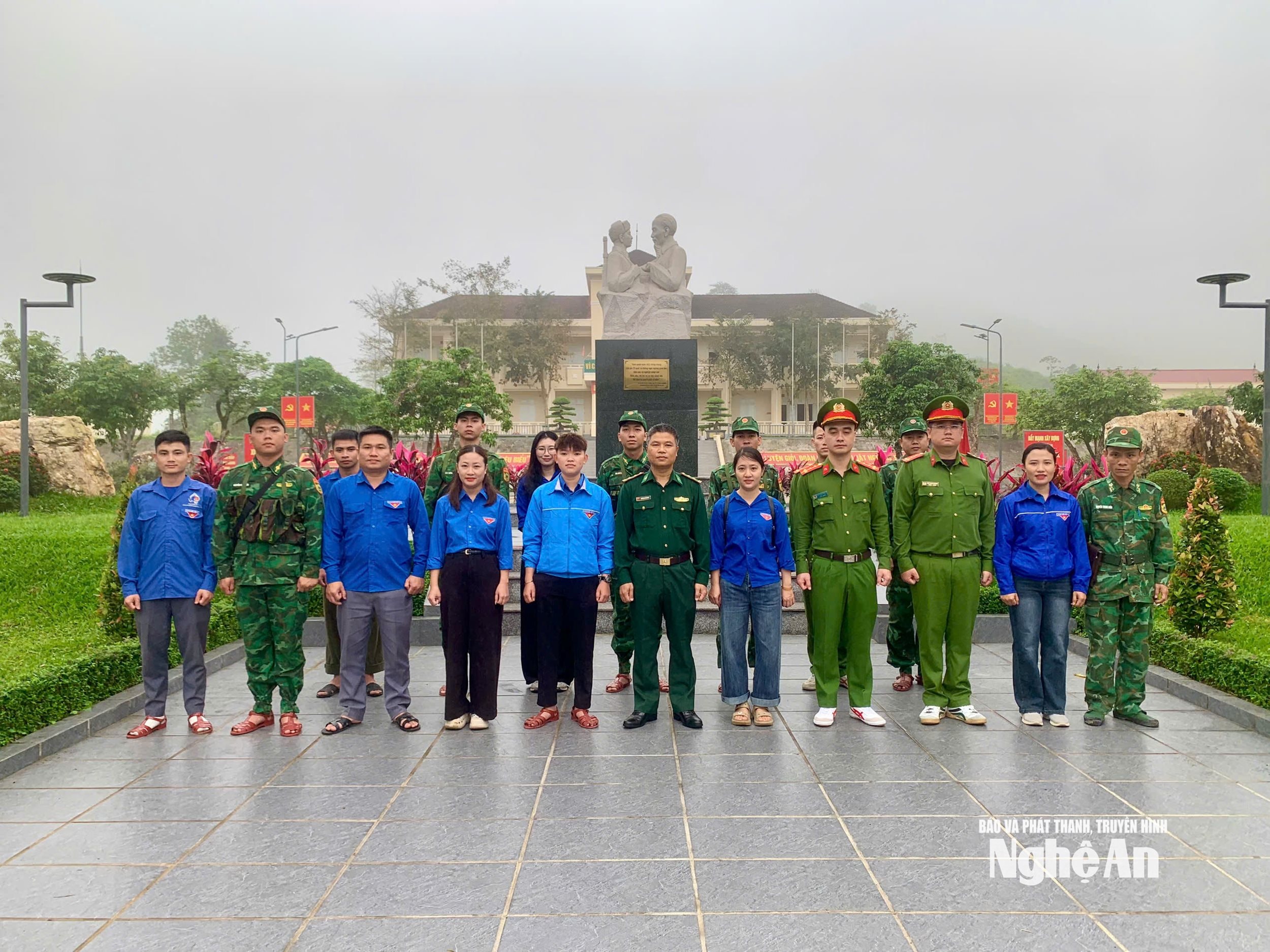 Ufficiali, soldati e membri dell'associazione giovanile di varie unità posano per una foto commemorativa nel cortile prima di partire per le attività del
