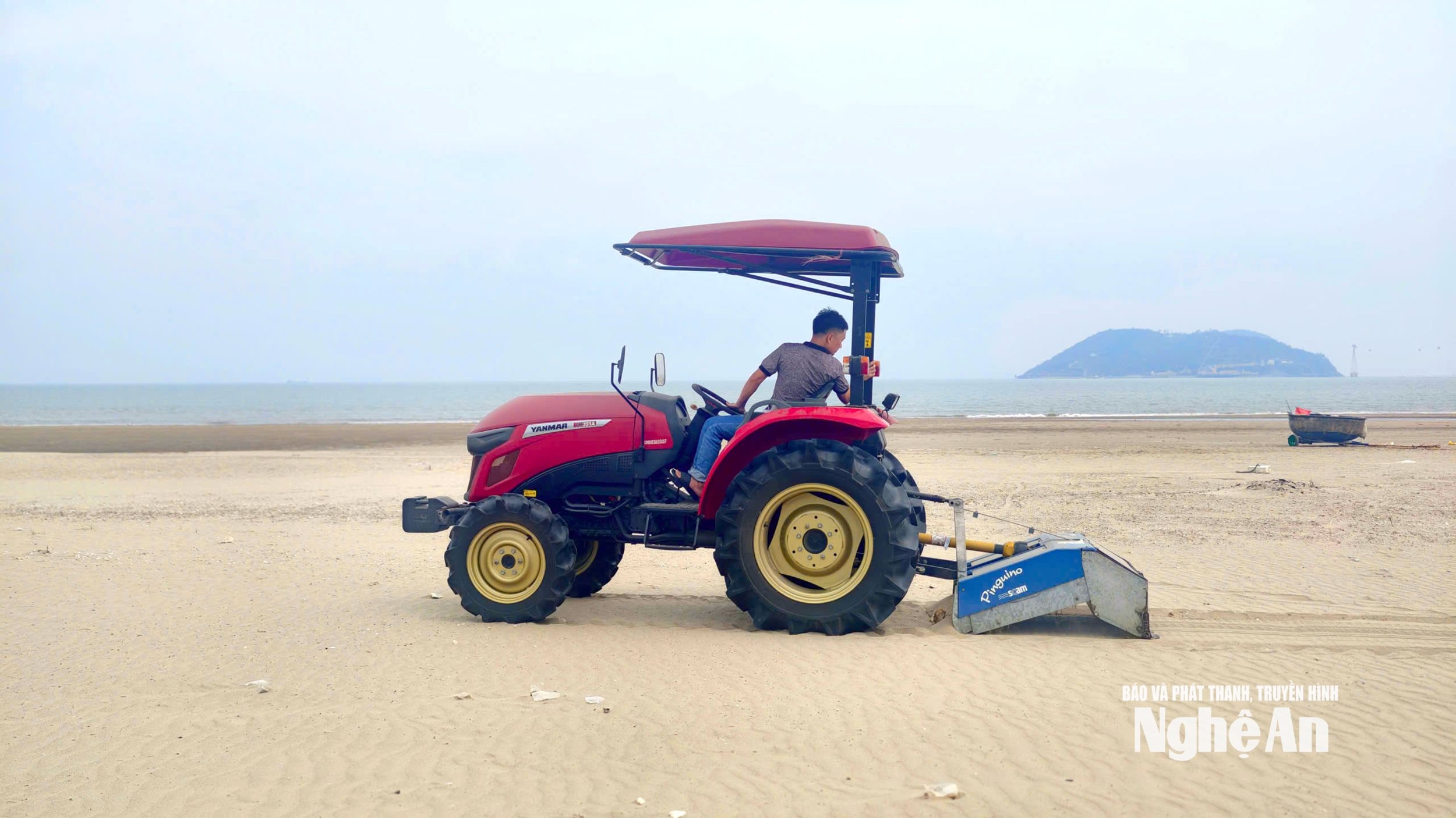 Mesin penapis pasir telah beroperasi di pantai Cua Lo sejak kebelakangan ini. Foto: Q.A.