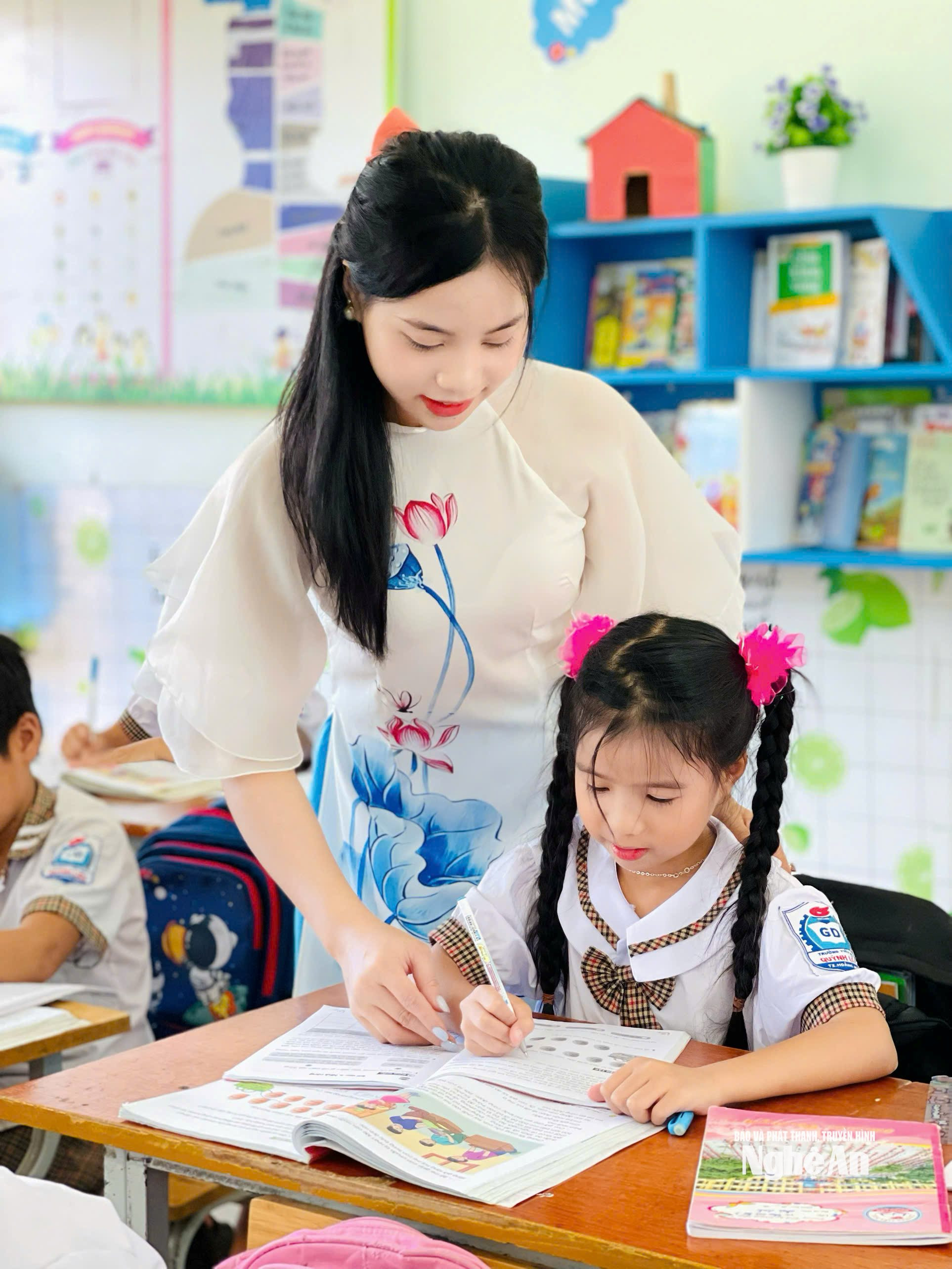 Cô giáo Lo Thị Bảo Vy và các em học sinh.
