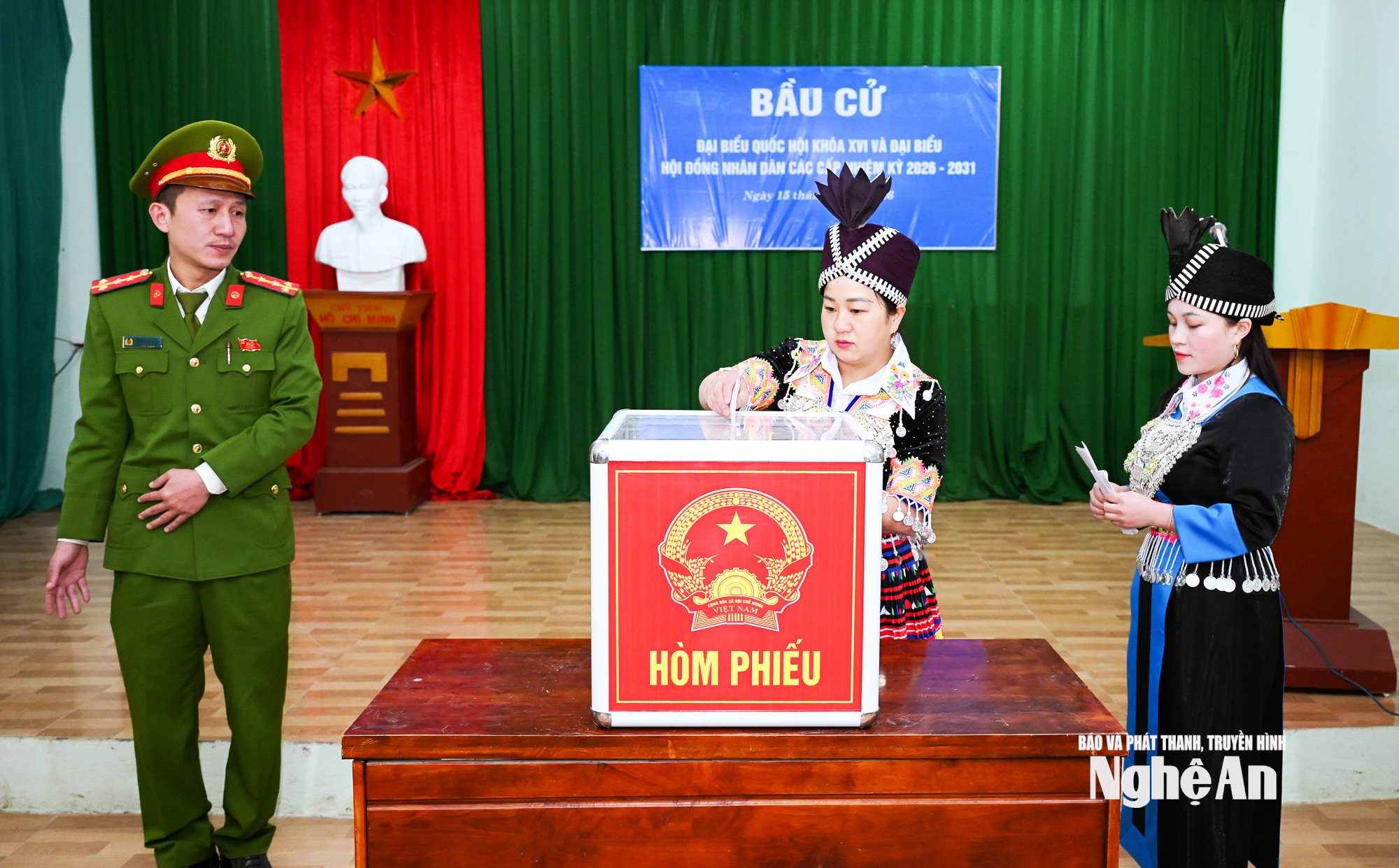 Cử tri bản Trung Tâm, xã Mường Lống đi bầu cử. Ảnh Thành Cường