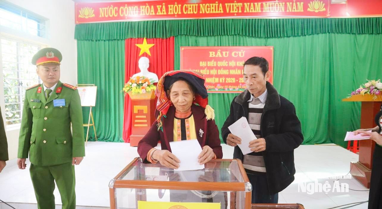 Cử tri xã Hùng Chân bỏ phiếu bầu cử đại biểu Quốc hội khoá XVI và đại biểu HĐND các cấp nhiệm kỳ 2026 - 2031. Ảnh CSCC