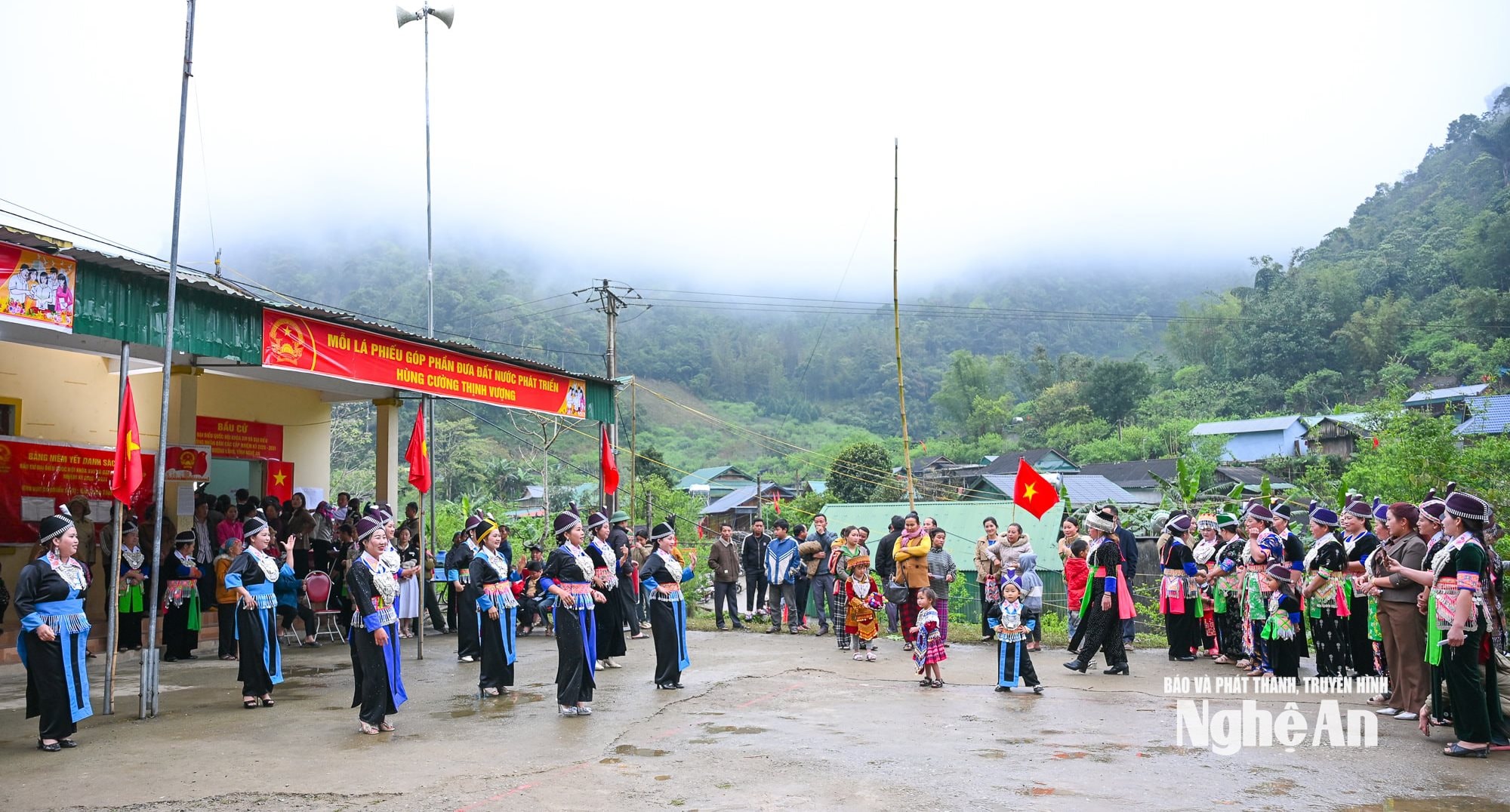 Cử tri bản Trung Tâm, xã Mường Lống náo nức tham dự ngày hội non sông. Ảnh: Thành Cường