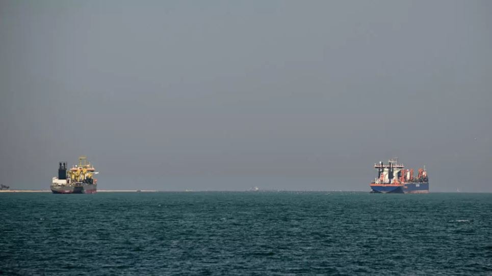 Các tàu thương mại ngoài khơi Dubai. Ảnh: AFP