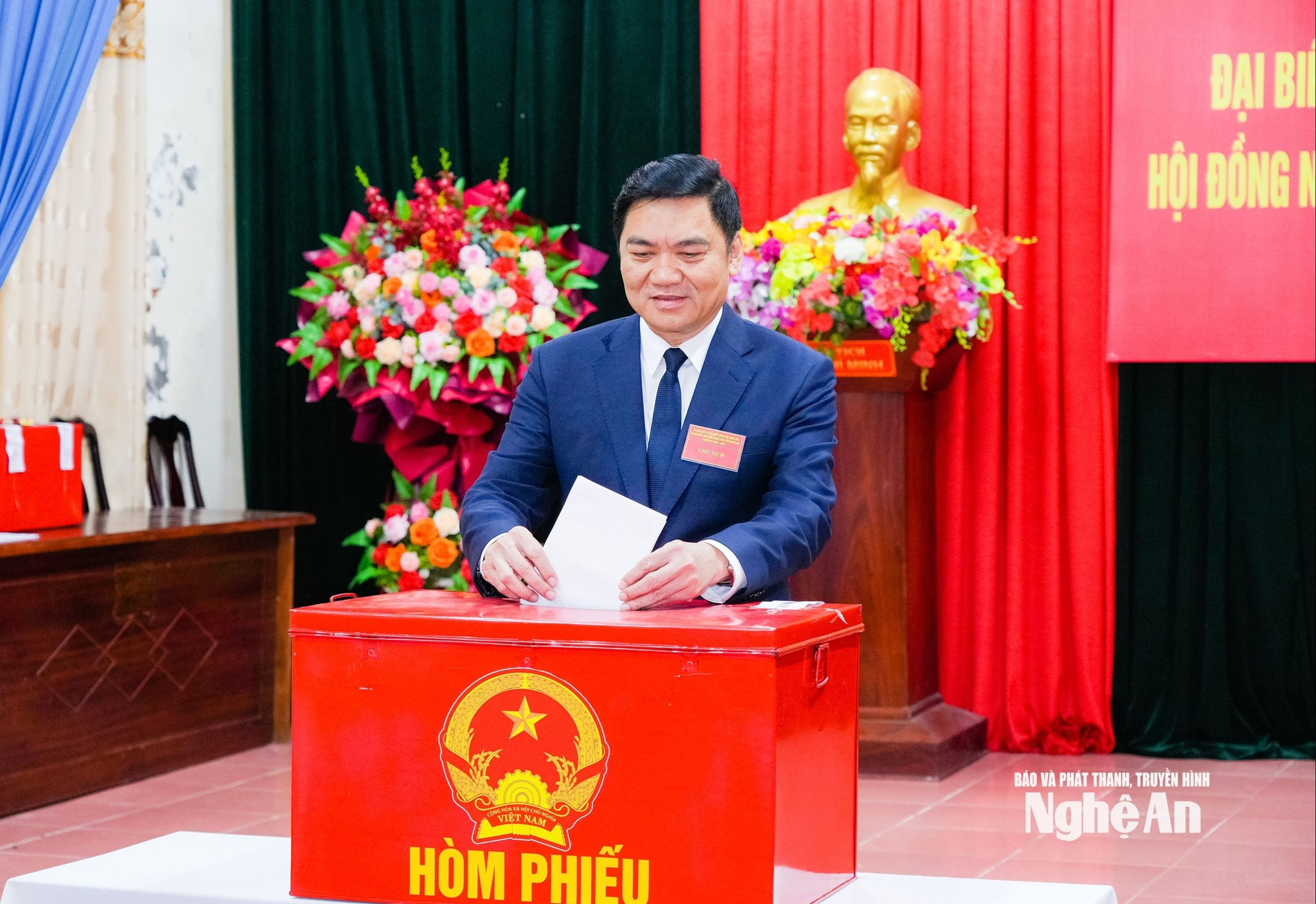 Đồng chí Hoàng Nghĩa Hiếu - Phó Bí Thường trực Tỉnh ủy, Chủ tịch HĐND tỉnh dự khai mạc và bỏ phiếu bầu cử tại khu vực bỏ phiếu số 8, phường Vinh Phú. Ảnh TL
