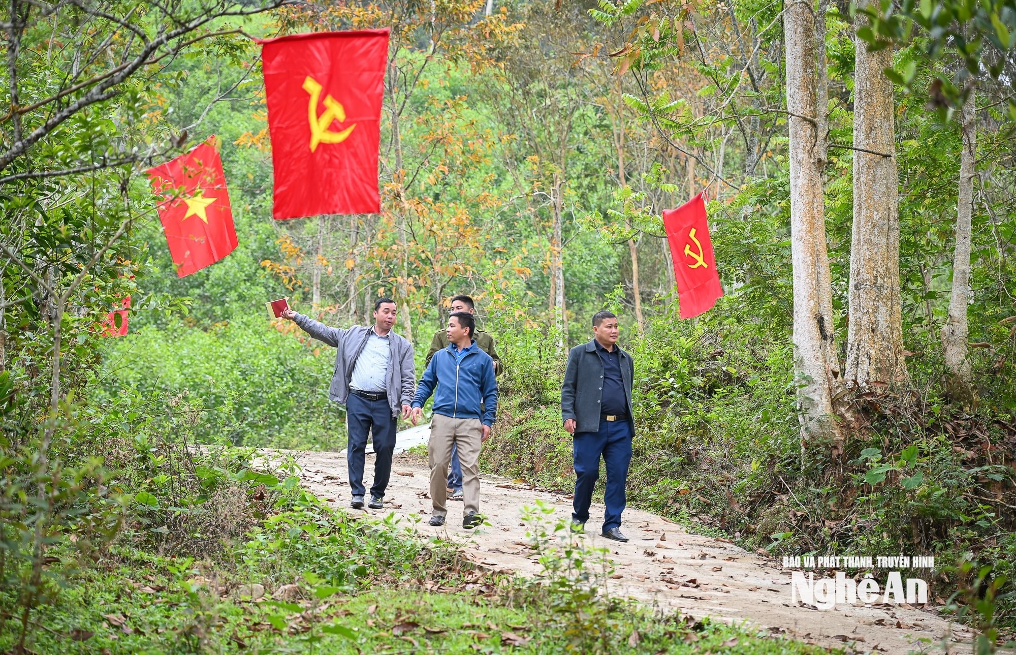 Hội đồng bầu cử xã Mường Quàng kiểm tra công tác chuẩn bị bầu cử tại bản Nậm Xái. Ảnh Thành Cường