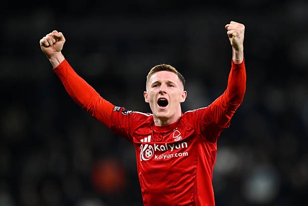 Quyết định giữa hai nửa thành Manchester sẽ định hình tương lai của Elliot Anderson.