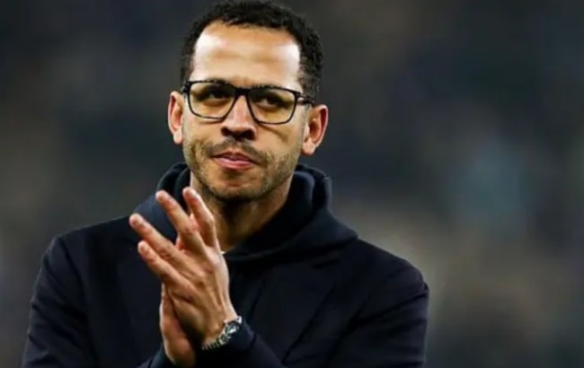 HLV Rosenior đối mặt áp lực nghìn cân tại Chelsea.