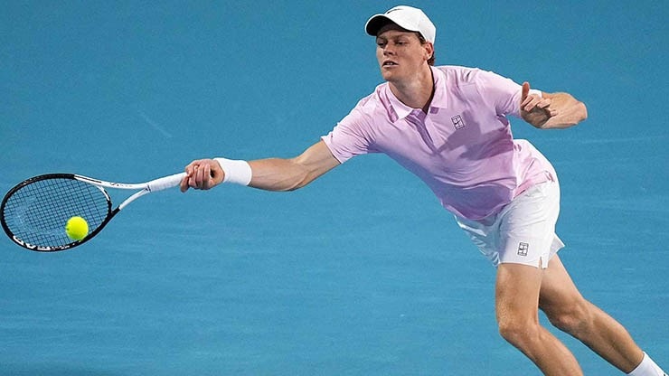 Jannik Sinner ăn mừng chiến thắng thuyết phục trước Corentin Moutet tại Miami Open