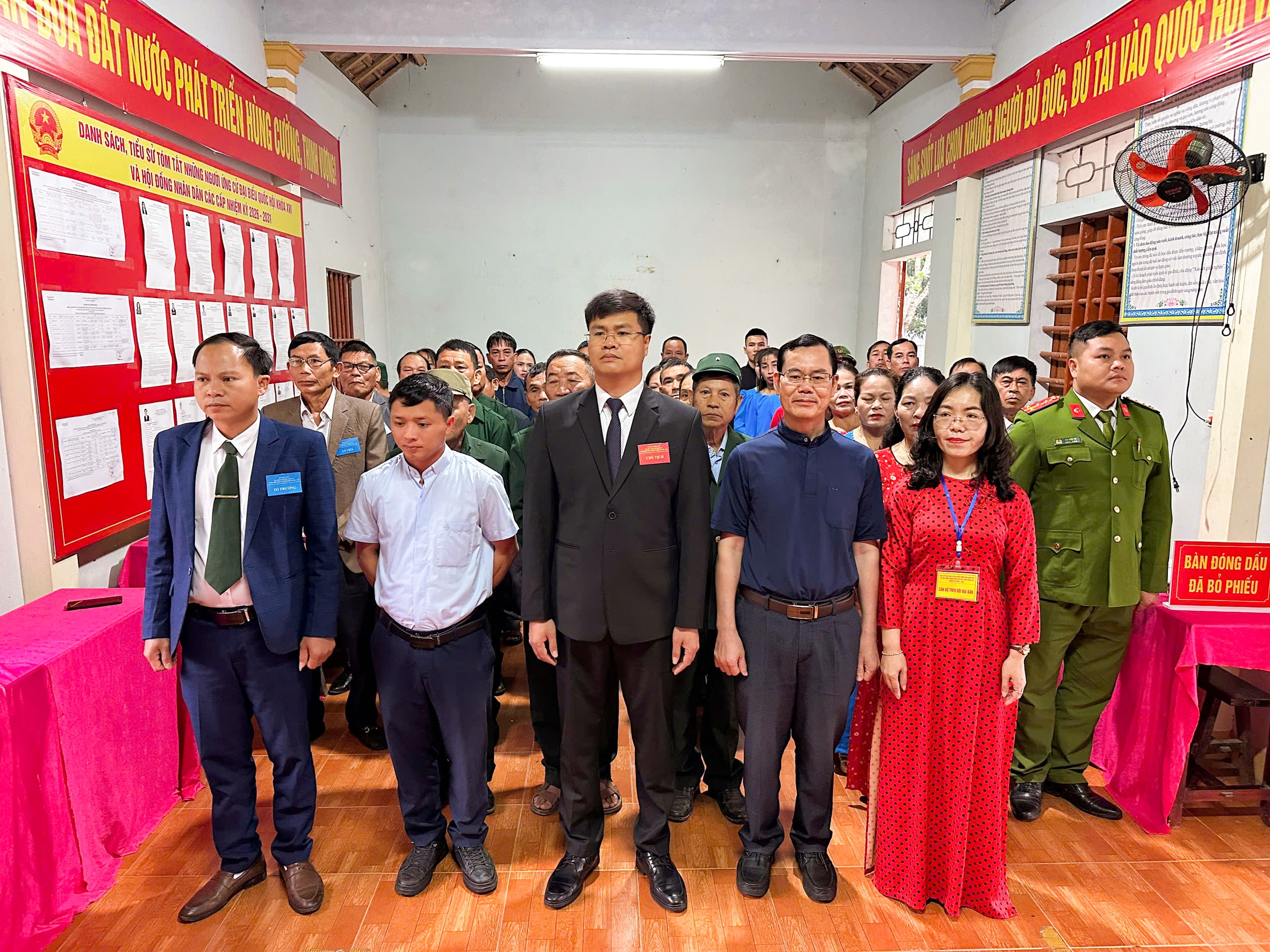 Linh mục Ngô Năng- Quản xứ Yên Lĩnh ( hàng đầu thứ hai phải sang) dự lễ khai mạc và tham gia bỏ phiếu tại tổ 23 xóm Lĩnh Sơn 6 xã Yên Xuân. Ảnh CSCC