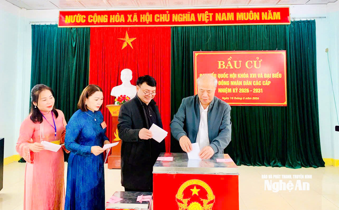 Linh mục Phê rô Nguyễn Xuân Quý - Quản xứ Thuận Nghĩa và Linh mục Giuse Trần Văn Lợi - Phó xứ Thuận Nghĩa bỏ phiếu bầu cử. Ảnh Hồng Huế