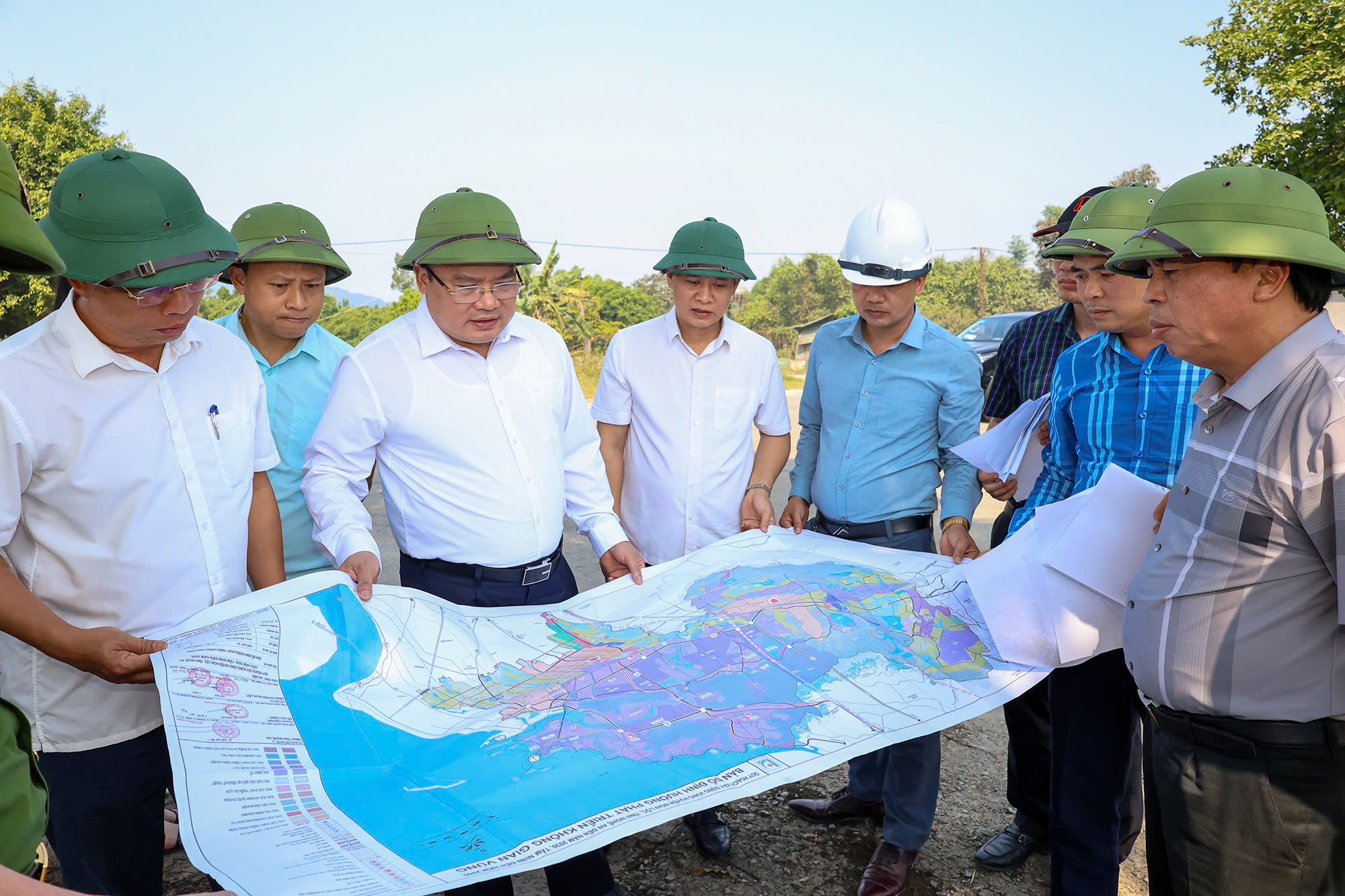 Phó Chủ tịch UBND tỉnh Phùng Thành Vinh kiểm tra cụm công nghiệp trên địa bàn ti