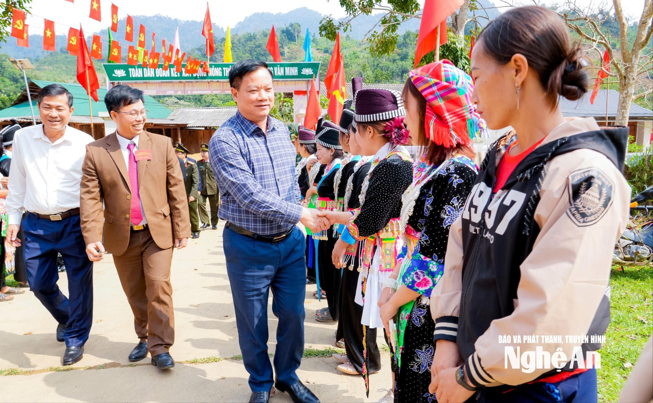 Bí thư Tỉnh ủy Nguyễn Khắc Thận dự bầu cử sớm tại các bản biên giới xã Tam Thái. Ảnh Phạm Bằng