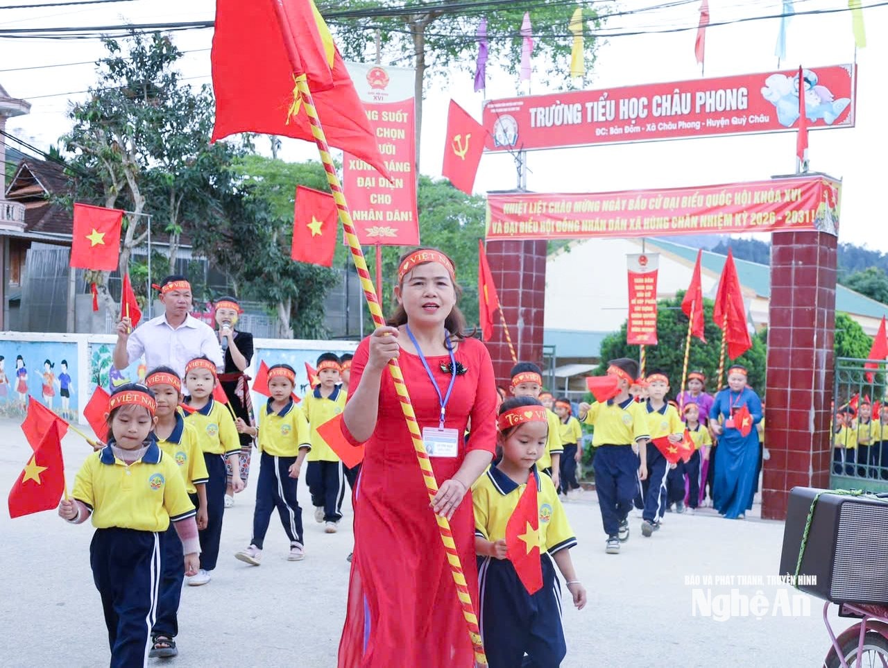 Cán bộ, giáo viên và học sinh Trường Tiểu học Châu Phong, xã Hùng Châu tham gia diễu hành, cổ động bầu cử. Ảnh- Mai Hoa