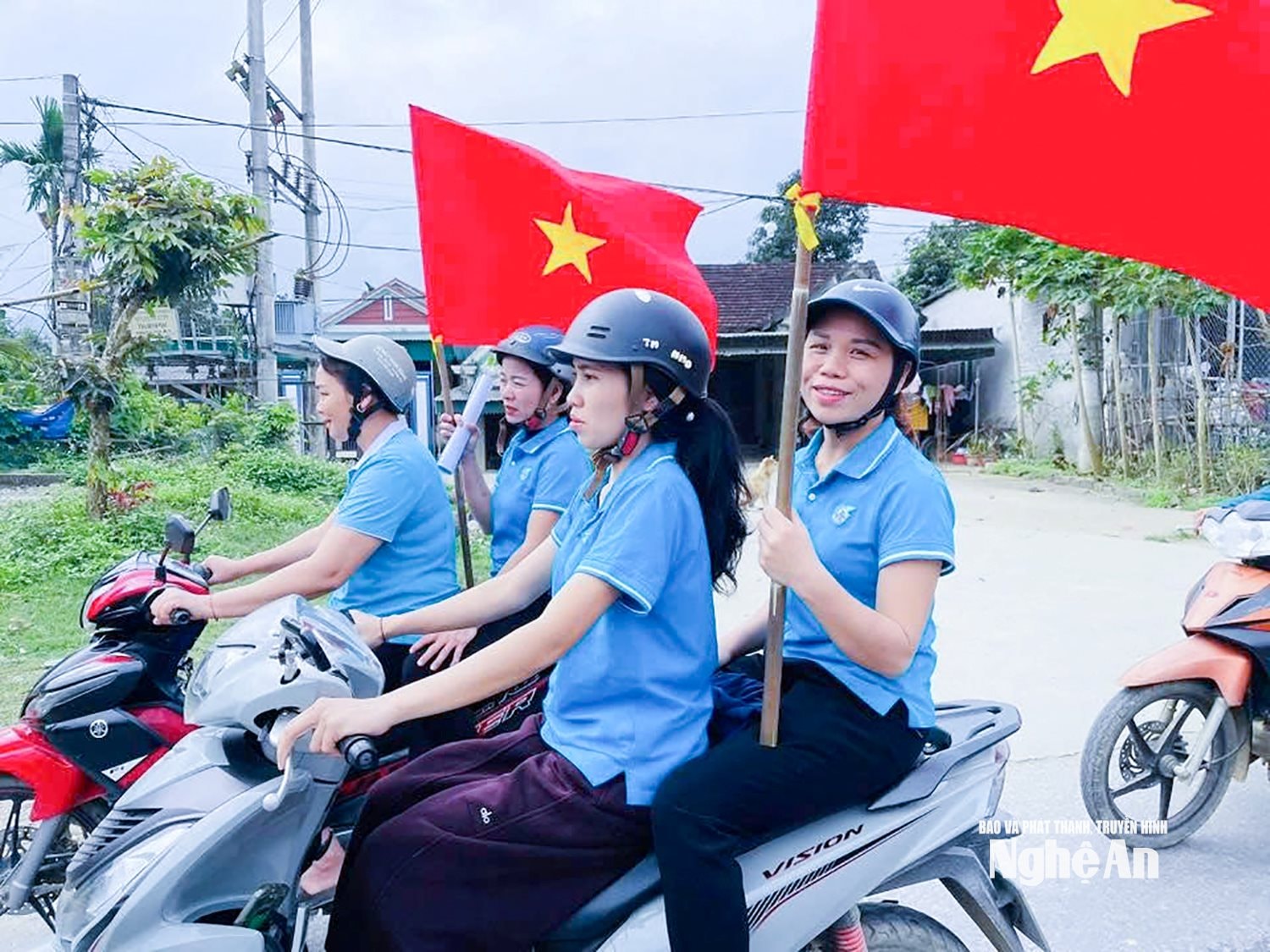 Cán bộ, hội viên Phụ nữ tuyên truyền cổ động về bầu cử.