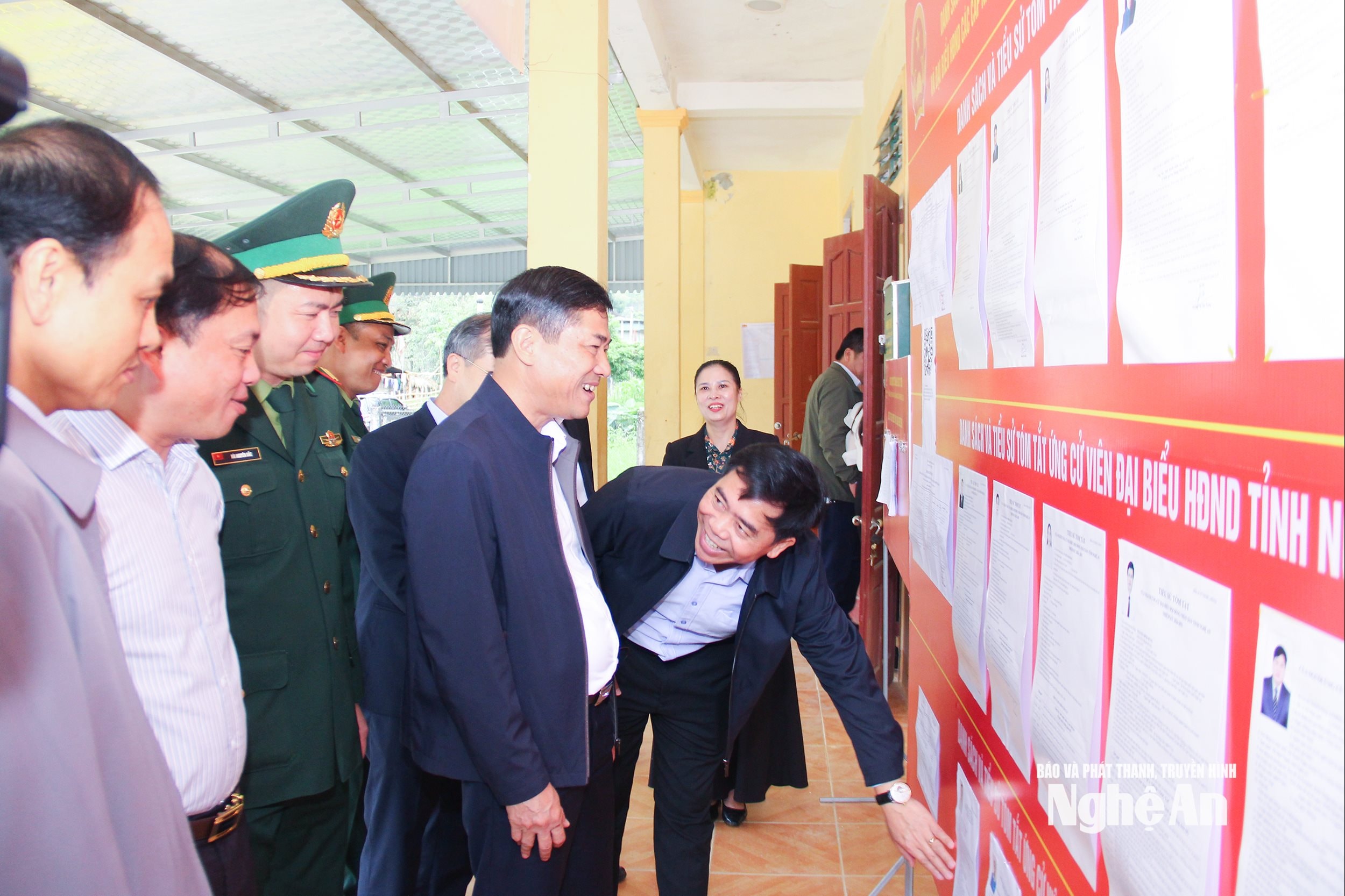  Đoàn công tác của tỉnh kiểm tra công tác bầu của tại điểm bầu cử sớm, bản Khe Nà, xã Châu Khê. Ảnh Mai Hoa