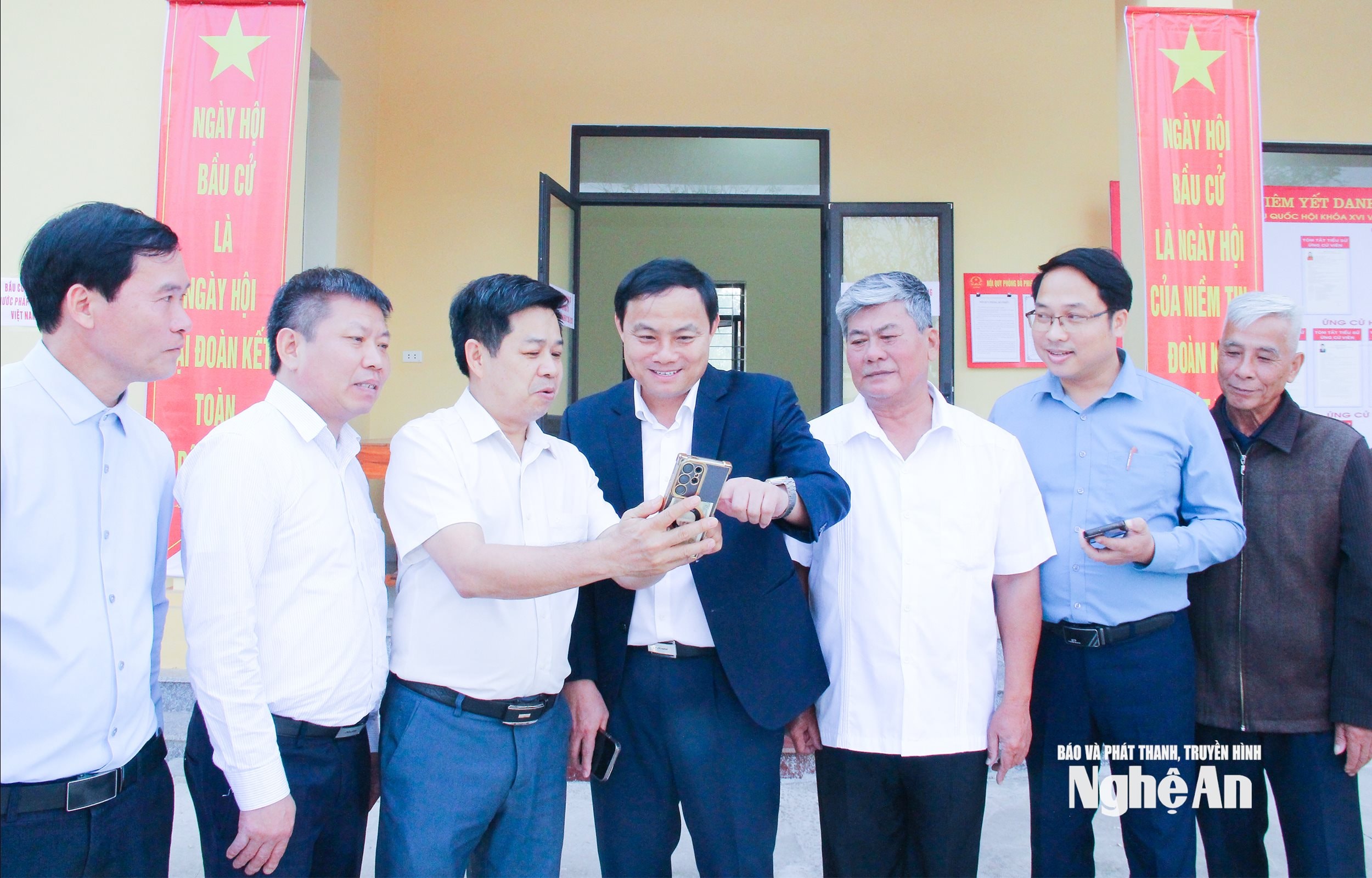  Đồng chí Phạm Ngọc Cảnh - Phó Trưởng Ban Tuyên giáo và Dân vận Tỉnh uỷ, Phó Trưởng ban Tuyên truyền bầu cử kiểm tra công tác tuyên truyền các nền tảng số tại xã Nghĩa Lâm. Ảnh Mai Hoa
