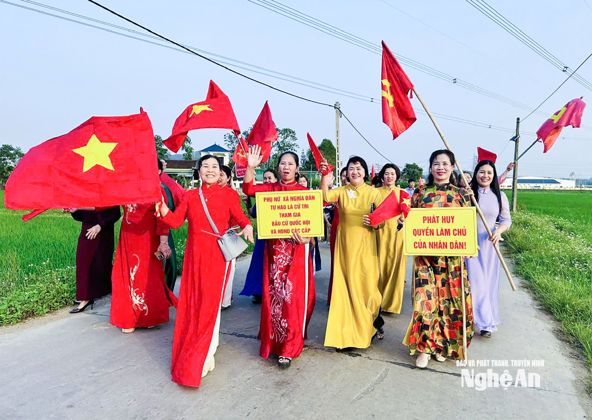 Phụ nữ xã Nghĩa Đàn diễu hành tuyên truyền về bầu cử. Ảnh: Mai Hoa