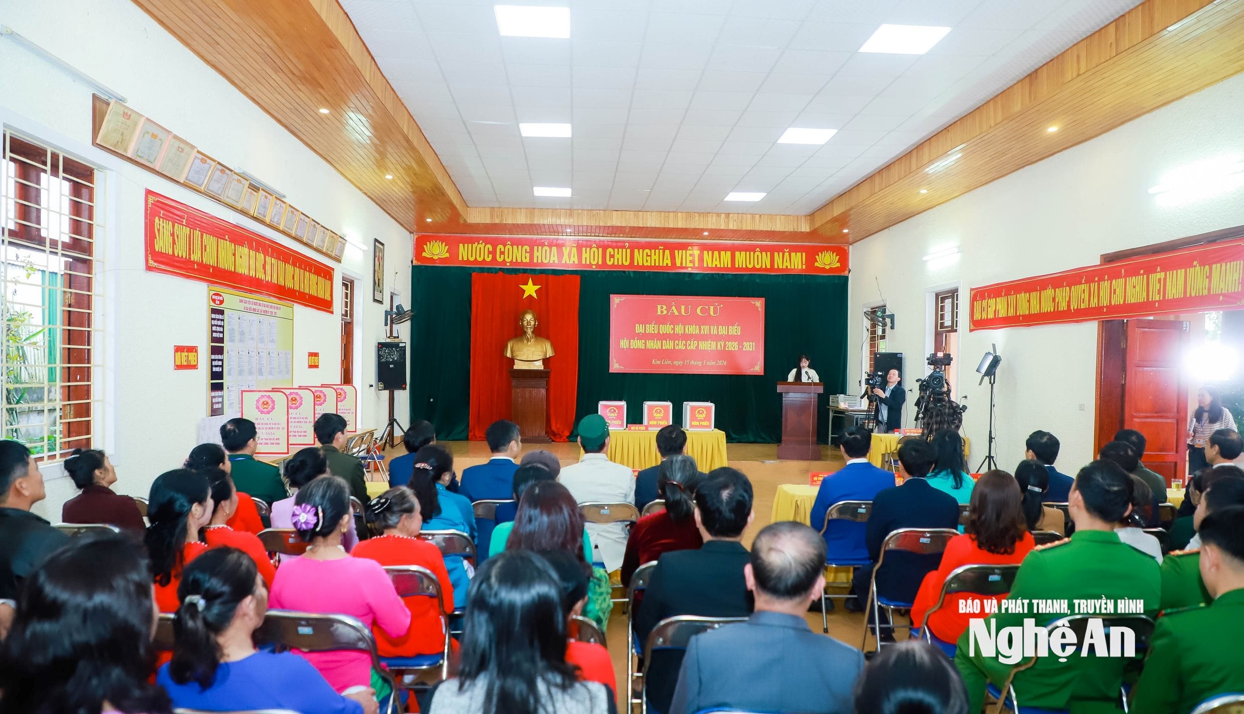 Báo và phát thanh, truyền hình Nghệ An thực hiện cầu phát thanh, truyền hình tại Khu vực bỏ phiếu số 8, xóm Sen 2, xã Kim Liên. Ảnh: Thành Duy