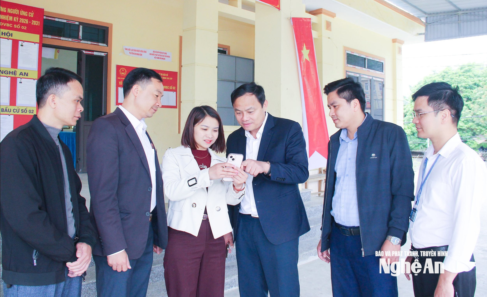 bna_ Đoàn công tác của tỉnh kiểm tra ứng dụng chuyẻn đổi số trong công tác tuyên truyền bầu cử tại xã Hùng Chân