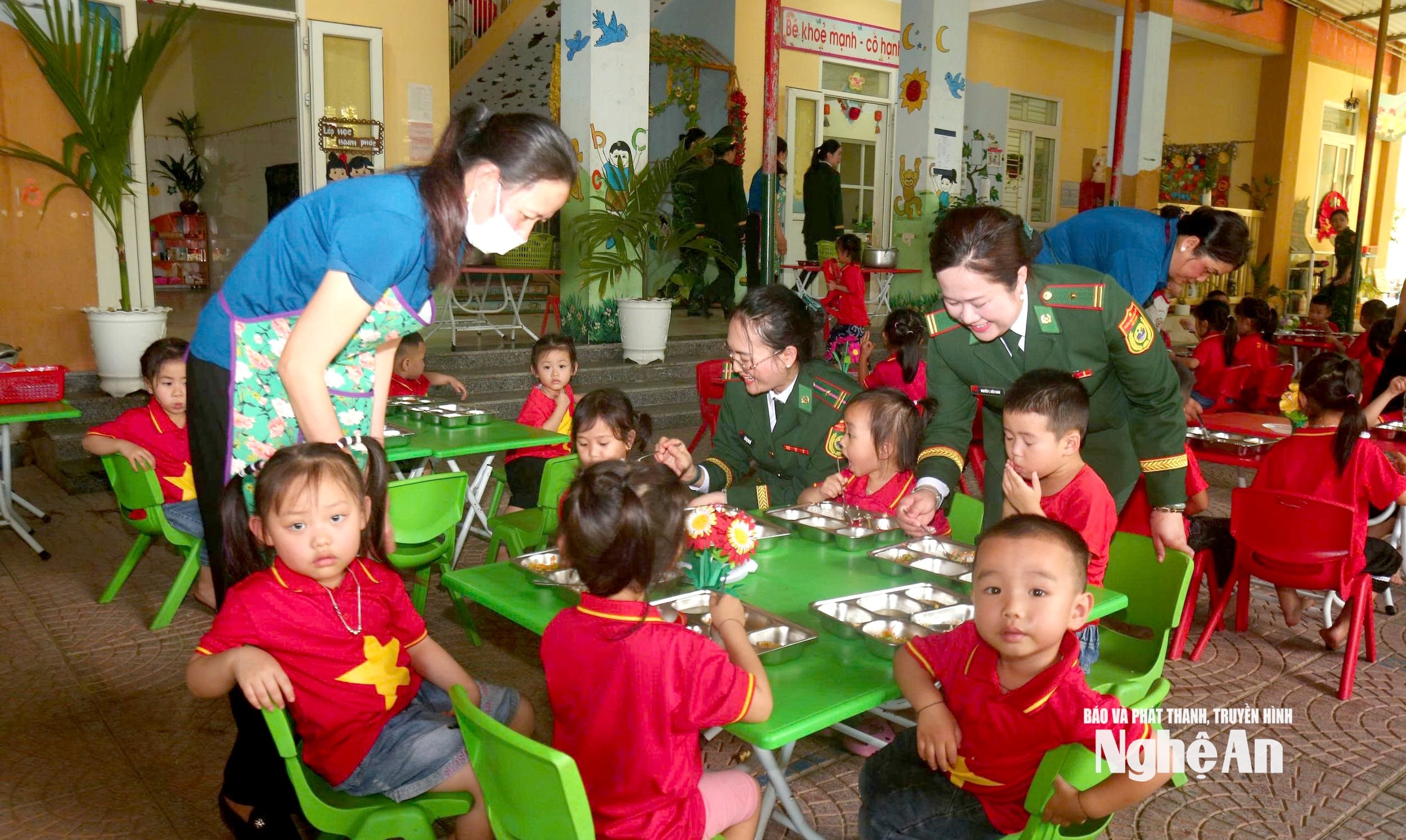 Cán bộ, hội viên phụ nữ biên phòng cùng các cô giáo chuẩn bị bữa ăn dinh dưỡng cho học sinh mầm non Môn Sơn. Ảnh AB2