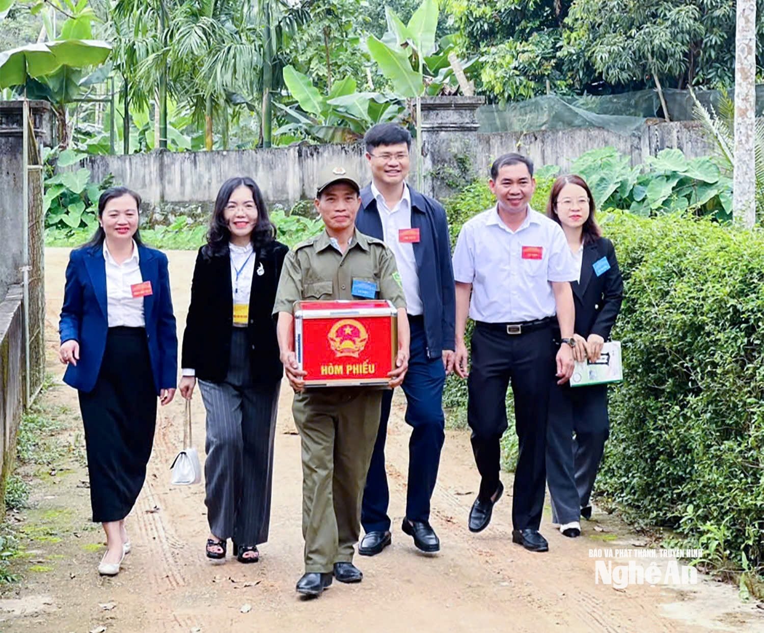 Cán bộ tỉnh được phân công giám sát bầu cử tại cơ sở tham gia các hoạt động bầu cử cùng các tổ chức bầu cử tại xã Yên Xuân.