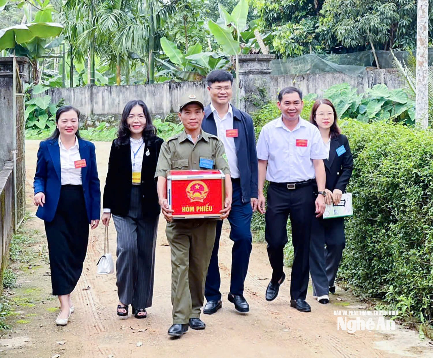 Cán bộ tỉnh được phân công giám sát bầu cử tại cơ sở tham gia các hoạt động bầu cử cùng các tổ chức bầu cử tại xã Yên Xuân.