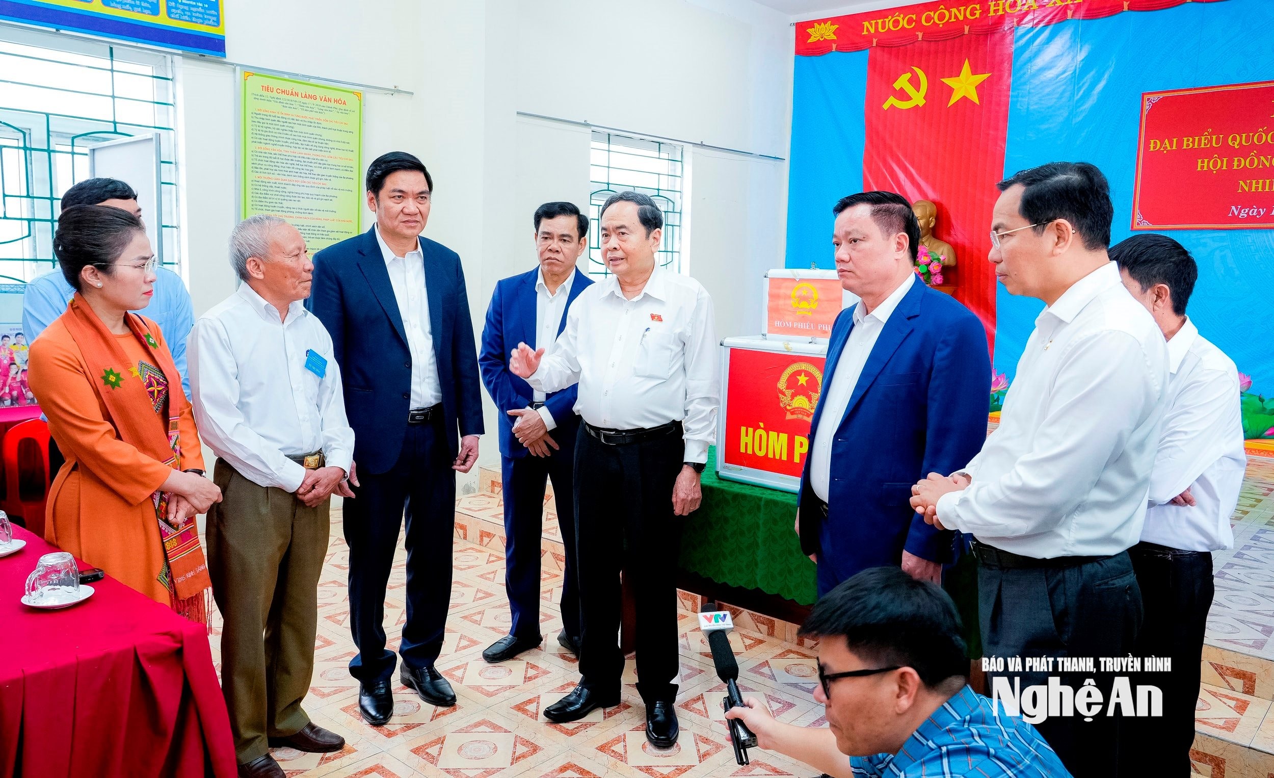 Chủ tịch Quốc hội Trần Thanh Mẫn - Chủ tịch Hội đồng Bầu cử Quốc gia và đoàn công tác đi kiểm tra thực tế khu vực bỏ phiếu xóm Phúc Long, xã Hưng Nguyên. Ảnh Phạm Bằng2