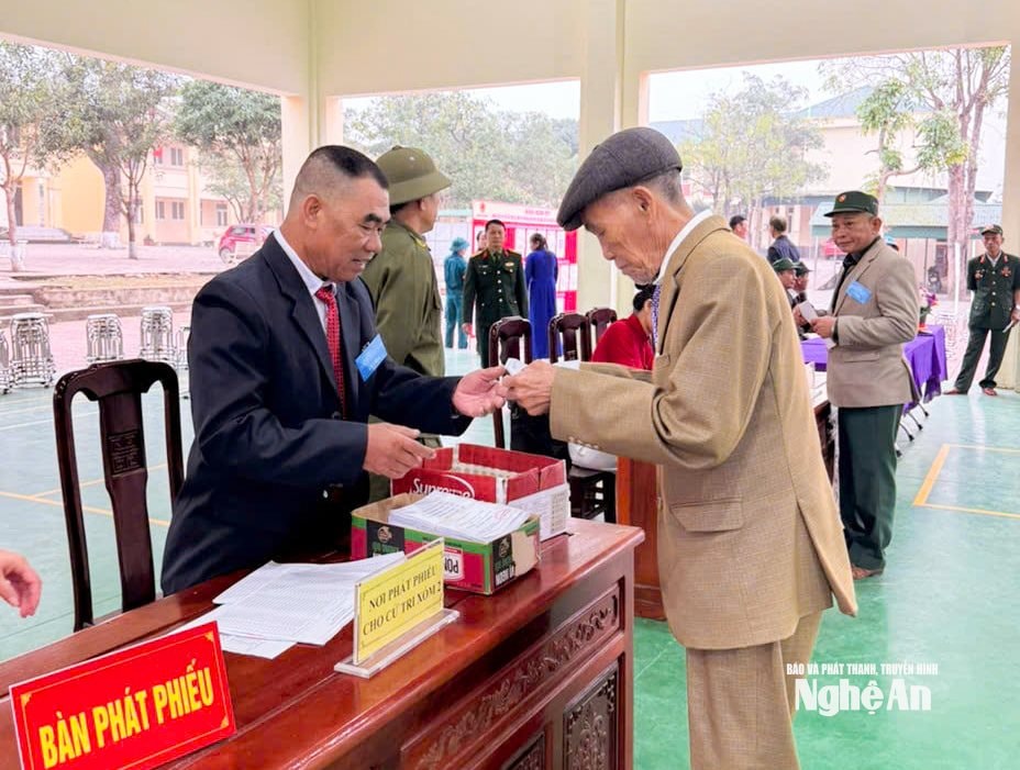 Cử tri Khu vực bỏ phiếu số 10, xã Văn Kiều đi bỏ phiếu. Ảnh Thanh Lê