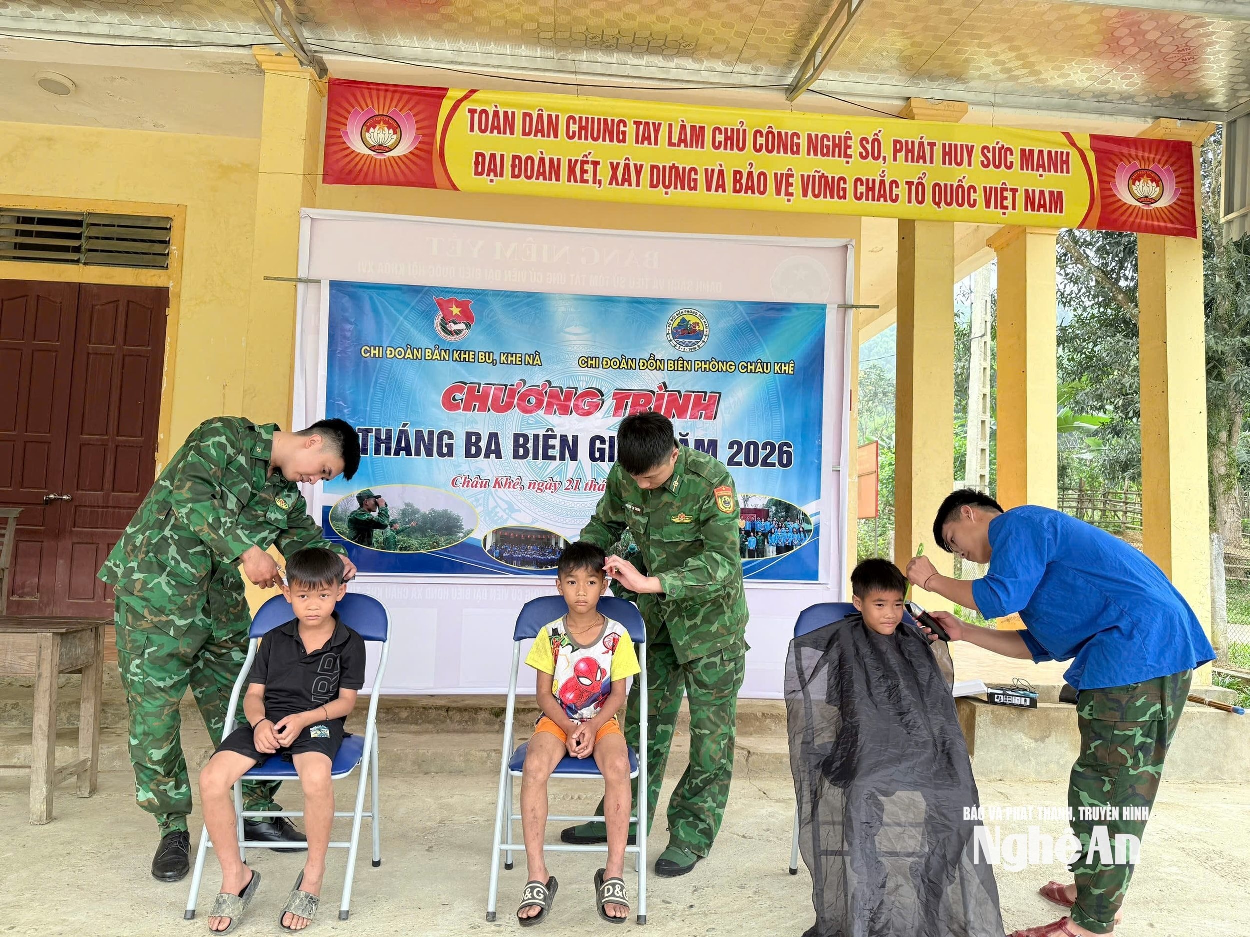 Đoàn viên thanh niên chi đoàn Đồn Biên phòng Châu Khê cắt tóc cho học sinh. Ảnh AB