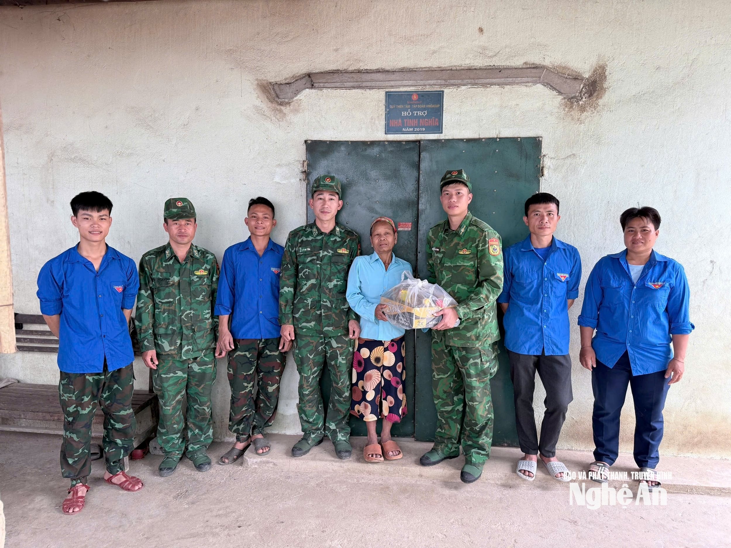 Đoàn viên thanh niên chi đoàn Đồn biên phòng Châu Khê và ĐVTB địa phương tặng quà cho gia đình chính sách. Ảnh AB