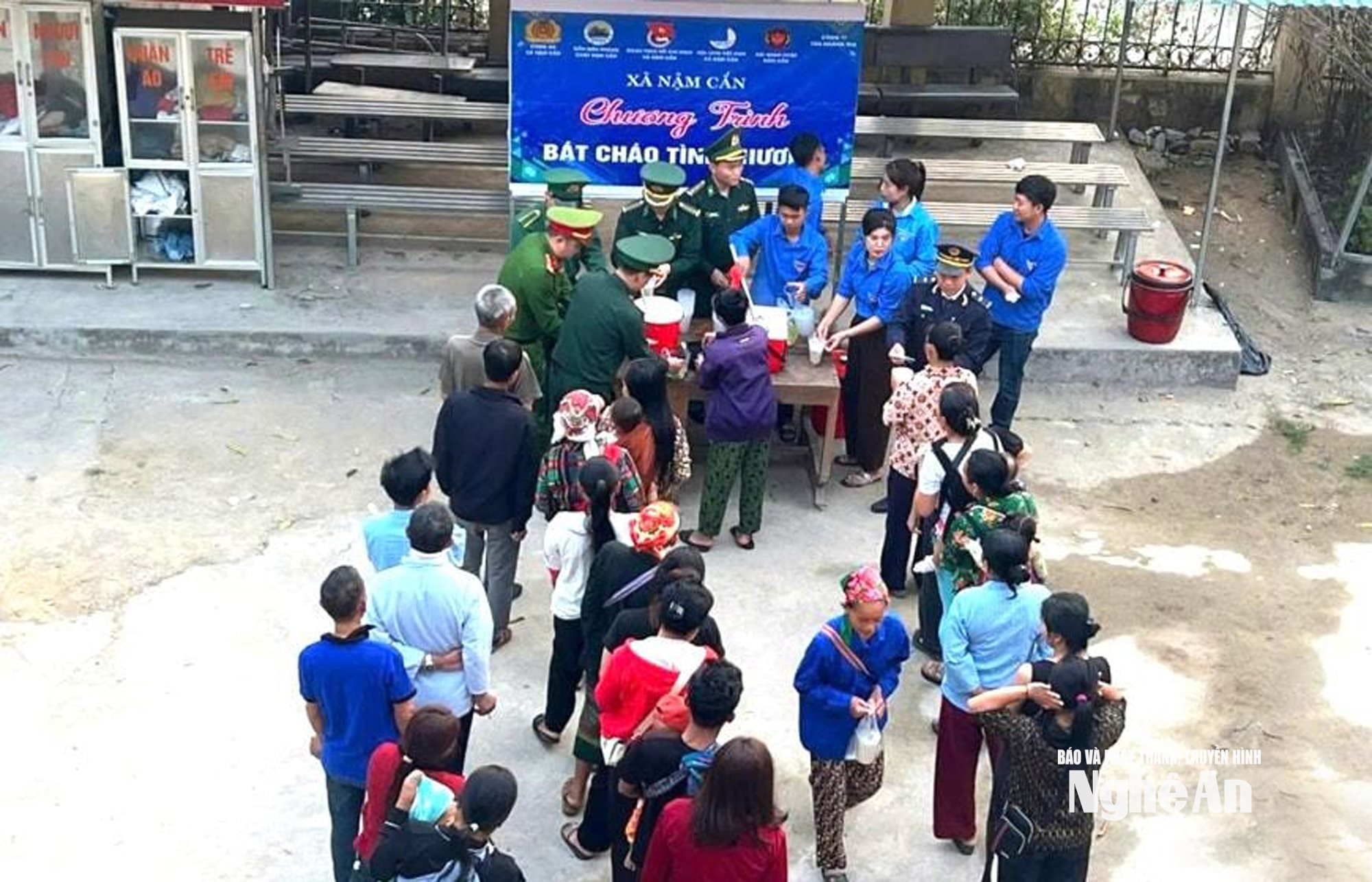 Đoàn viên, thanh niên Đồn Biên phòng cửa khẩu quốc tế Nậm Cắn cùng các đơn vị tổ chức trao “Bát cháo tình thương” đến người bệnh. Ảnh AB